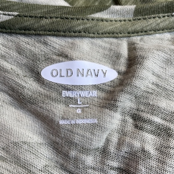 Two Camouflage Tank Tops NWT Old Navy Large - Picture 5 of 7